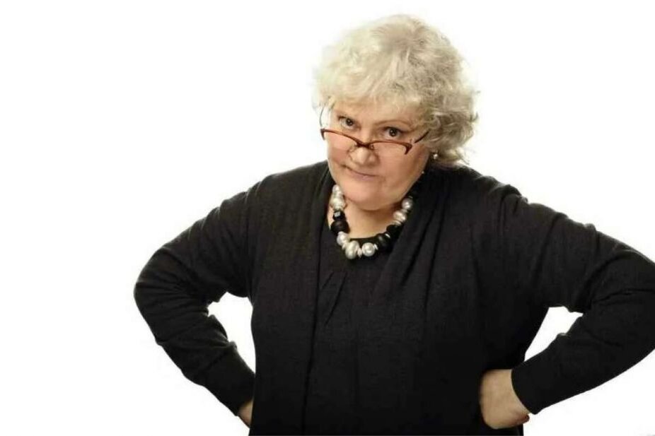 Руки в боки мем. Недовольная старуха. Бабка. Женщина руки в боки. Строгая тетя