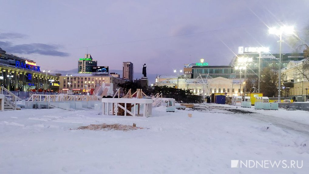 Сегодня ночью в Екатеринбург доставили ель, которая будет установлена в главном ледовом городке на площади 1905 года.