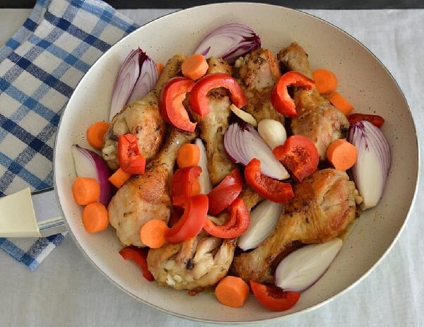 Вариант 2: Куриные голени с овощами в духовке — новый рецепт