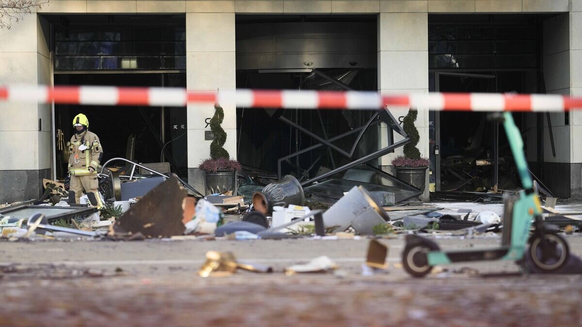    Пожарный возле отеля в Берлине, в котором лопнул аквариум© AP Photo / Markus Schreiber