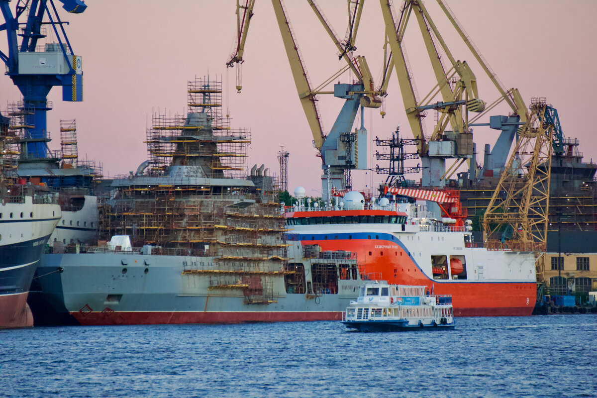 Строительство патрульного ледокола "Иван Папанин" на Адмиралтейских верфях. Судоходный фарватер реки Большая Нева. Лето 2022г.