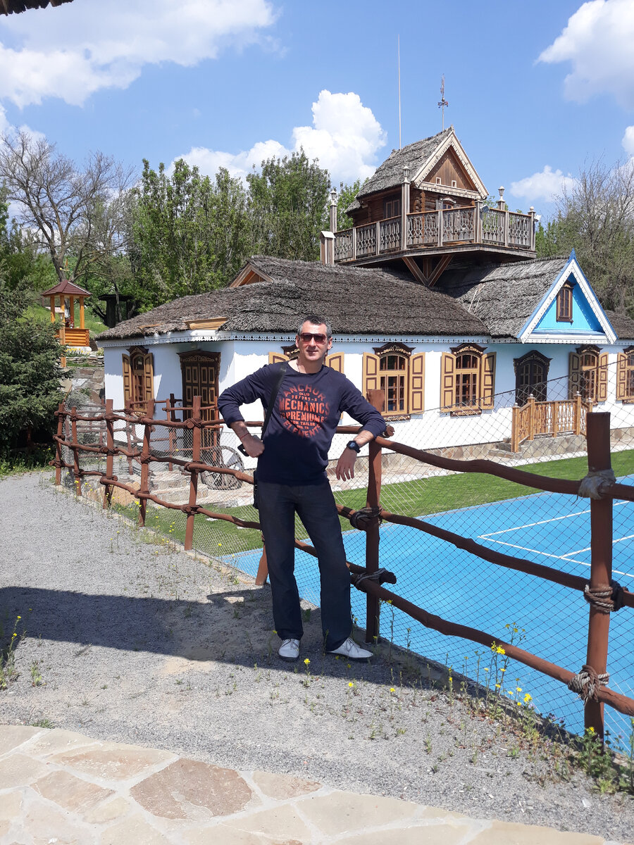 Казачьи усадьбы в х. Старозолотовском. (фото автора).