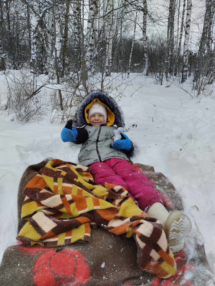 Отдыхает на одеялке)).