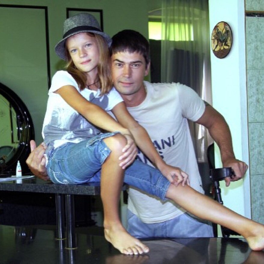    Алена в детстве рядом с отцомСоцсети Владимира Политова