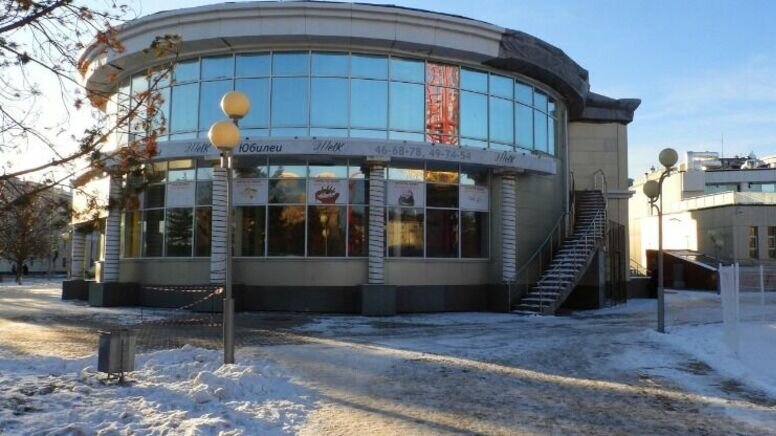     В центре областной столицы строители начали сносить здание «Центрального дома еды». По данным «Нашего города», здесь работает один экскаватор. Ожидается, что самовольное строение снесут до конца недели.