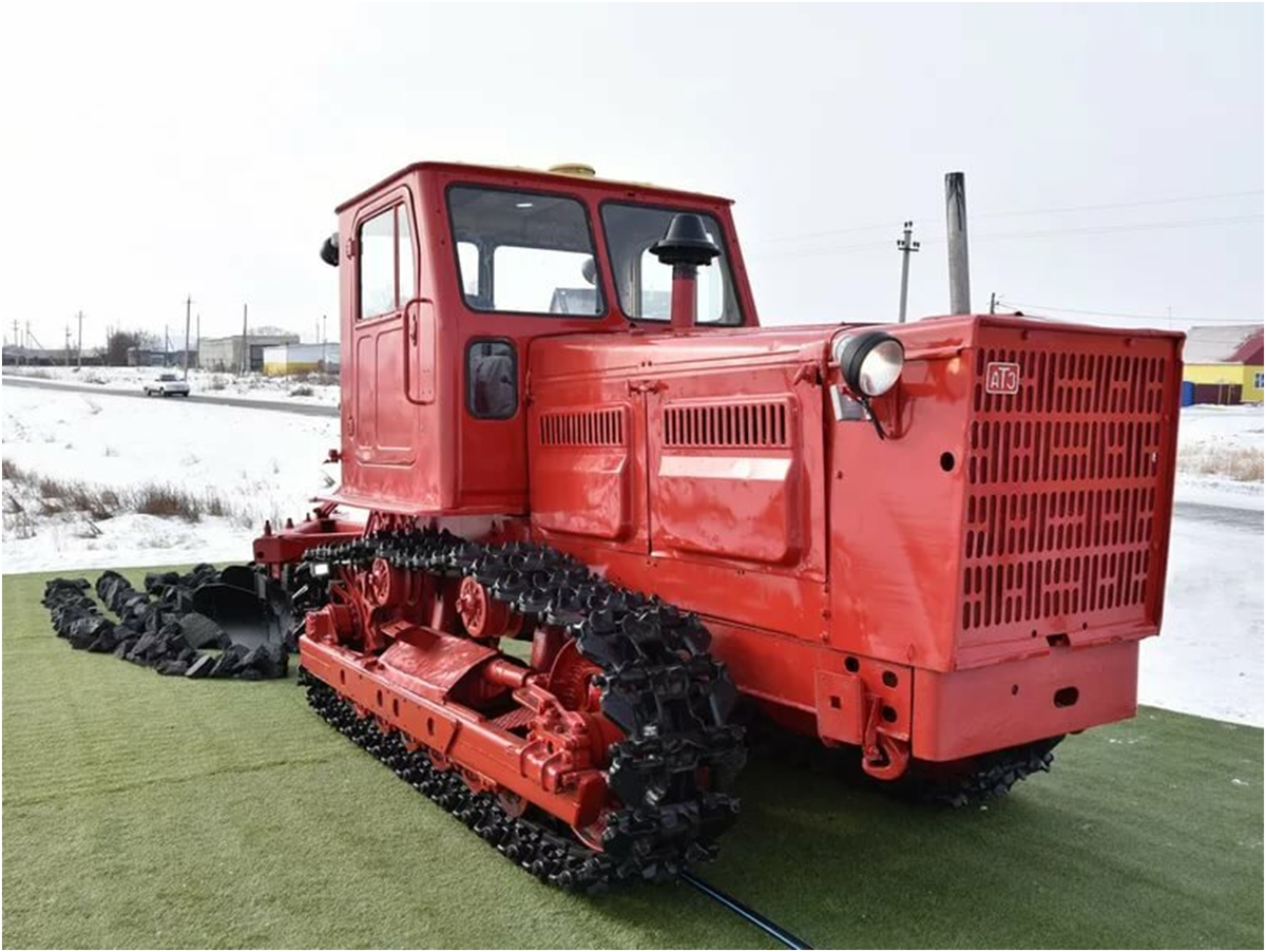 Т 4 гусеничный трактор. Т 4 гусеничный трактор. Трактор гусеничный т-4а атз. Трактор атз т4. Алтаец трактор т-4.
