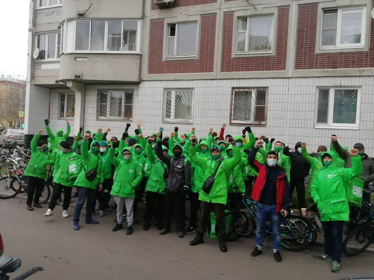   Бастующие курьеры. Фото: страница профсоюза “Курьер” в соцсетях. Андрей Марков