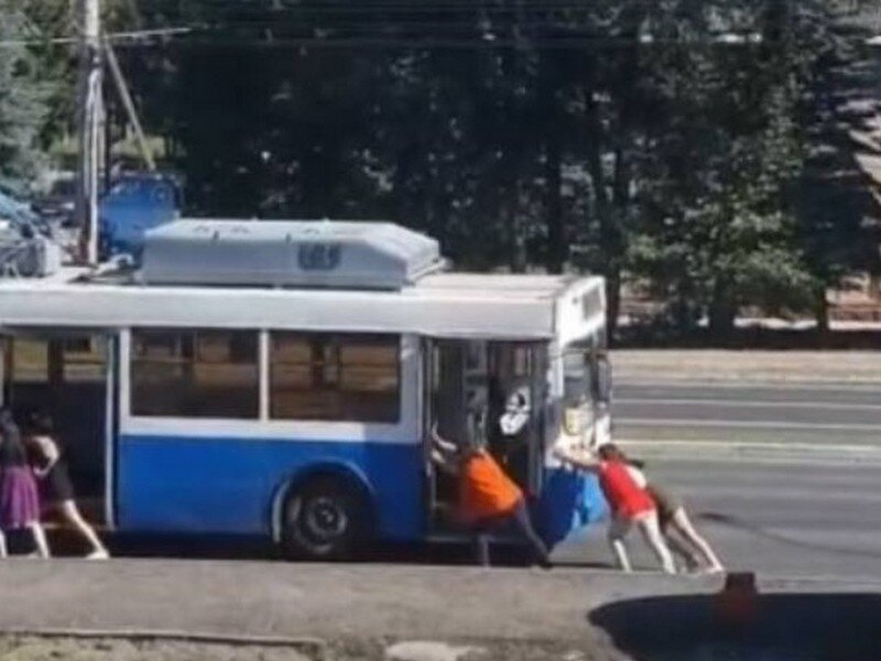    В Брянске у троллейбуса отвалилось колесо во время движения avchernov