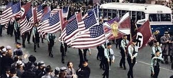 Да, когда-то это был просто флаг Германии и его несли прямо по столичным улочкам США