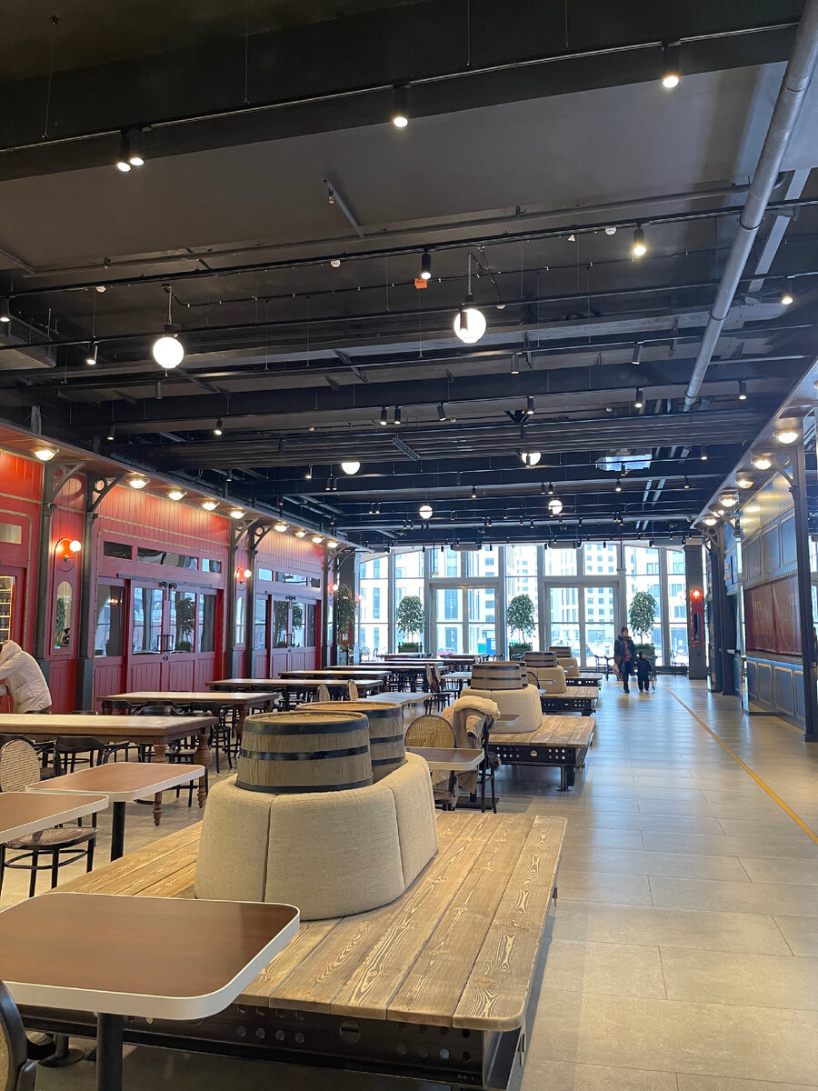 Сидения – аллюзия к грузовой вокзальной платформе, и это просто гениально) 