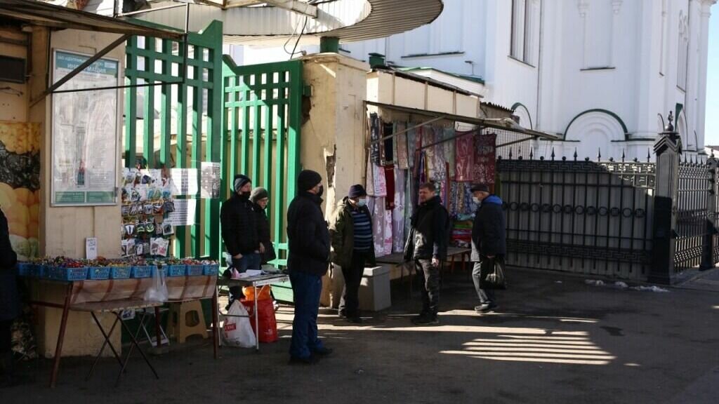     Молодые люди останавливают прохожих неподалеку от остановки «Центральный рынок», «дарят» якобы золотые украшения и просят взамен деньги, об этом корреспонденту RostovGazeta рассказал ростовчанин, столкнувшийся с такой мошеннической схемой, Артем Куприянов (фамилия героя изменена по его просьбе).