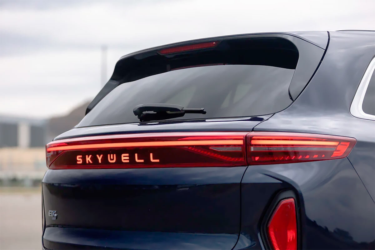 С момента своего дебюта в 2020 году Skywell ET5 разошелся по миру тиражом свыше 15 тысяч машин — неплохо для неизвестного новичка