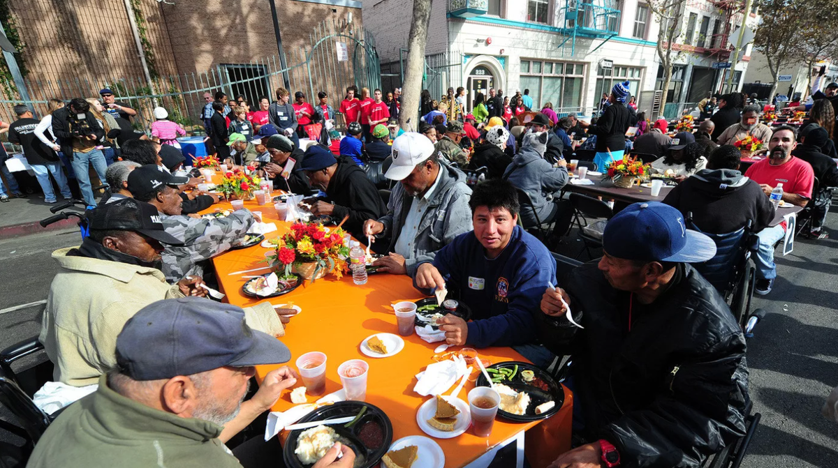 Еда для бездомных. День Благодарения благотворительность. Обед для бездомных в Америке. День Благодарения в США. Еда для бедных.