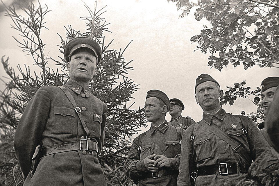    Знаковое фото. 1941 год. Командующий Западным фронтом генерал Иван Конев (слева) принимает на передовой советских писателей - Михаила Шолохова, Александра Фадеева и Евгения Петрова (Катаева). Фото: Георгий ПЕТРУСЕВ/РИА Новости