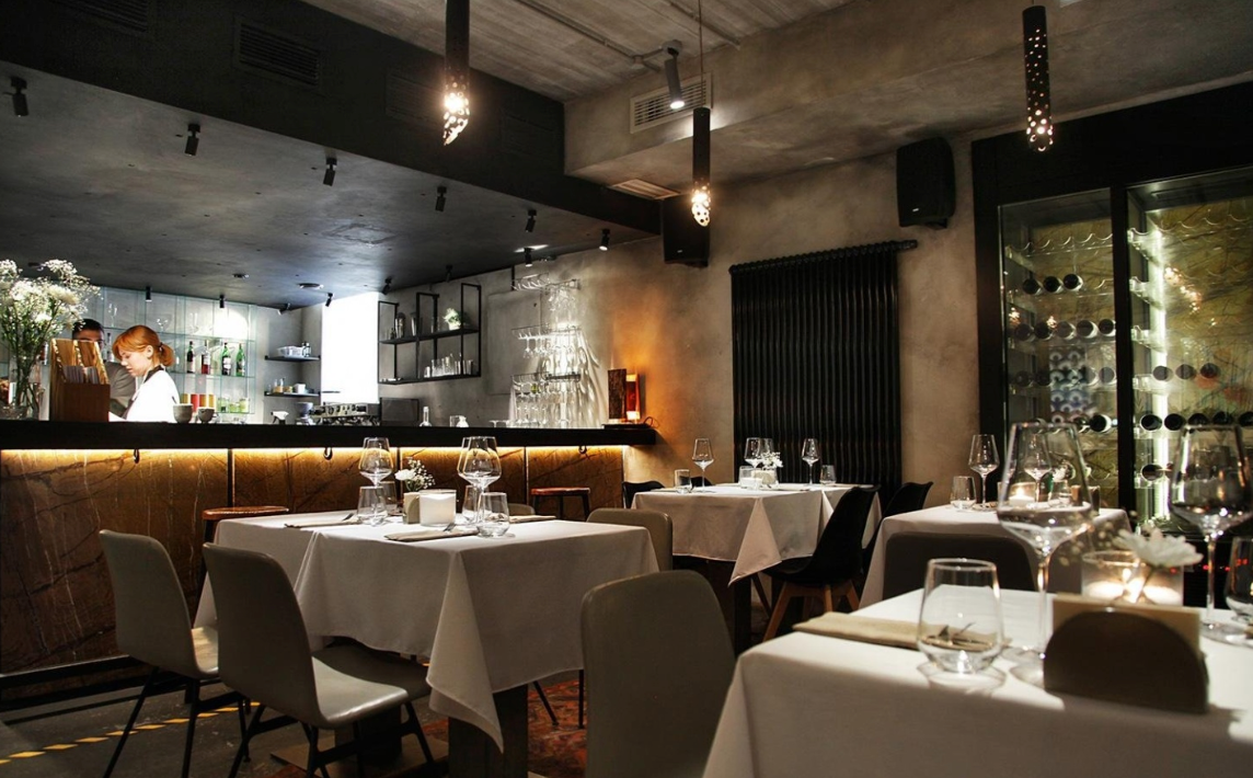 Новый год в ресторане в москве. Хохловский переулок ресторан. В какой ресторан сходить с девушкой. Новый год в пабе москва. В какой ресторан сходить с девушкой.