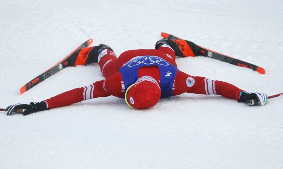    Устюгов сбил Большунова с ног. Фото: Reuters