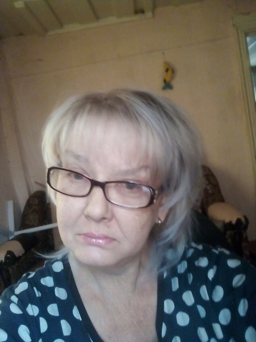 Для особо внимательных серёжки в ушах. Внимательно себя разглядывала. Где там у меня увидели взгляд злобной черепахи? Мутный? Может быть, но от настроения зависит и самочувствия. А так...где я и где злость.