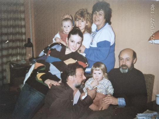 В гостях у Быстровых: Ирина, Борис, его сын Николай и С.Чекин.  во втором ряду: мой сын Костя, невестка Ольга и моя первая жена Елена, ныне монахиня Людмила.