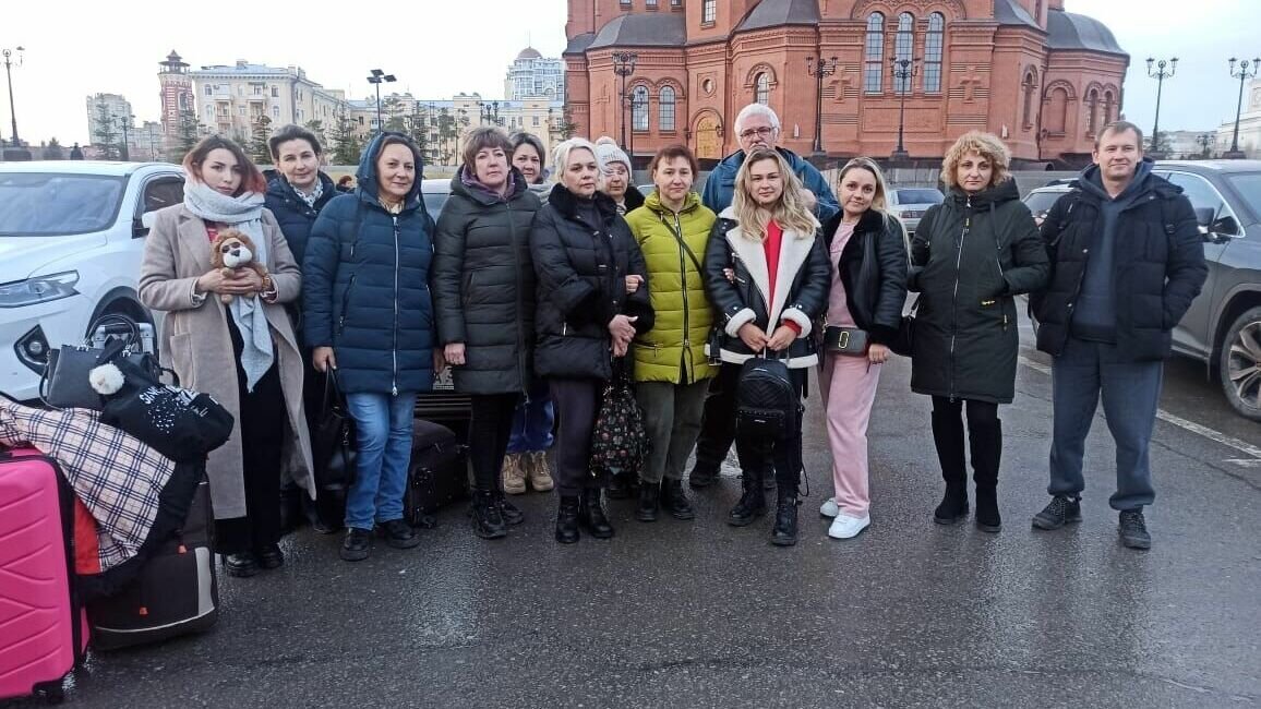     В канун Нового года в Волгоград вернулись 15 медиков. На протяжении двух месяцев врачи оказывали помощь детям Станично-Луганского и Беловодского районов ЛНР.