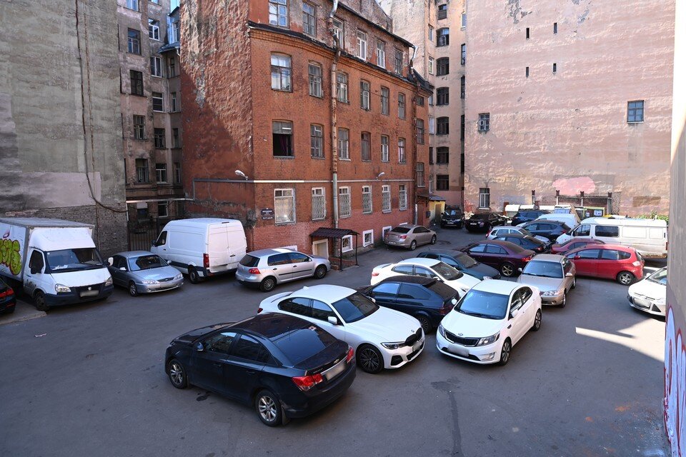     Хитрые автомобилисты занимают свободные места в чужих дворах, не желая платить за парковку. Юлия ПЫХАЛОВА