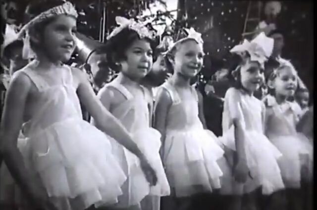 Фото с ресурса: tmn.aif.ru. Новогодние костюмы на утренниках в 60-х.