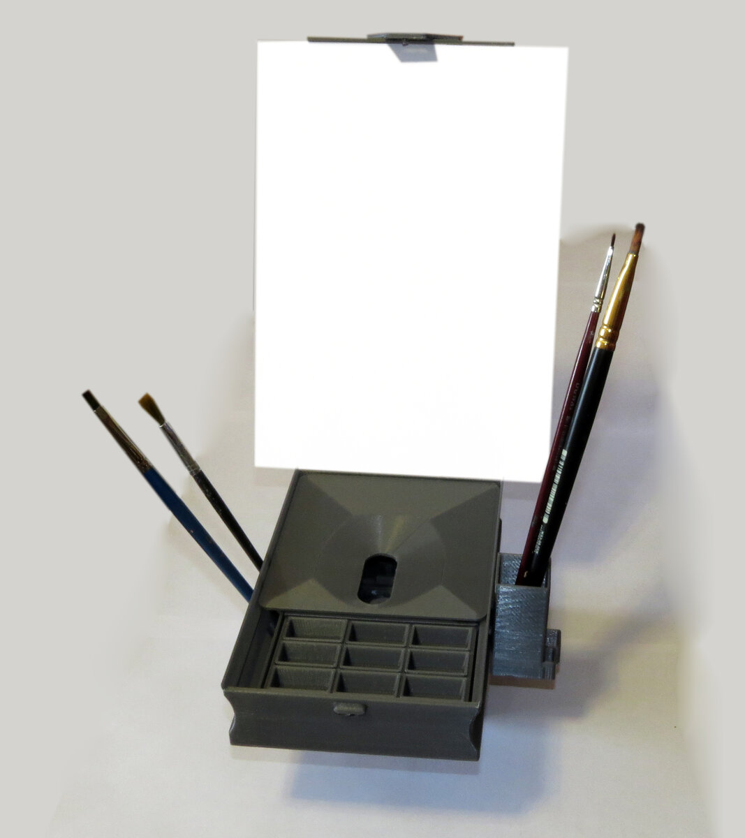 Можно закрепить холст большего размера