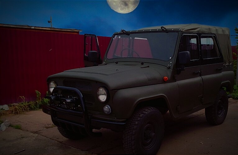 В отличии от столбов и деревьев, УАЗик был один на всю улицу