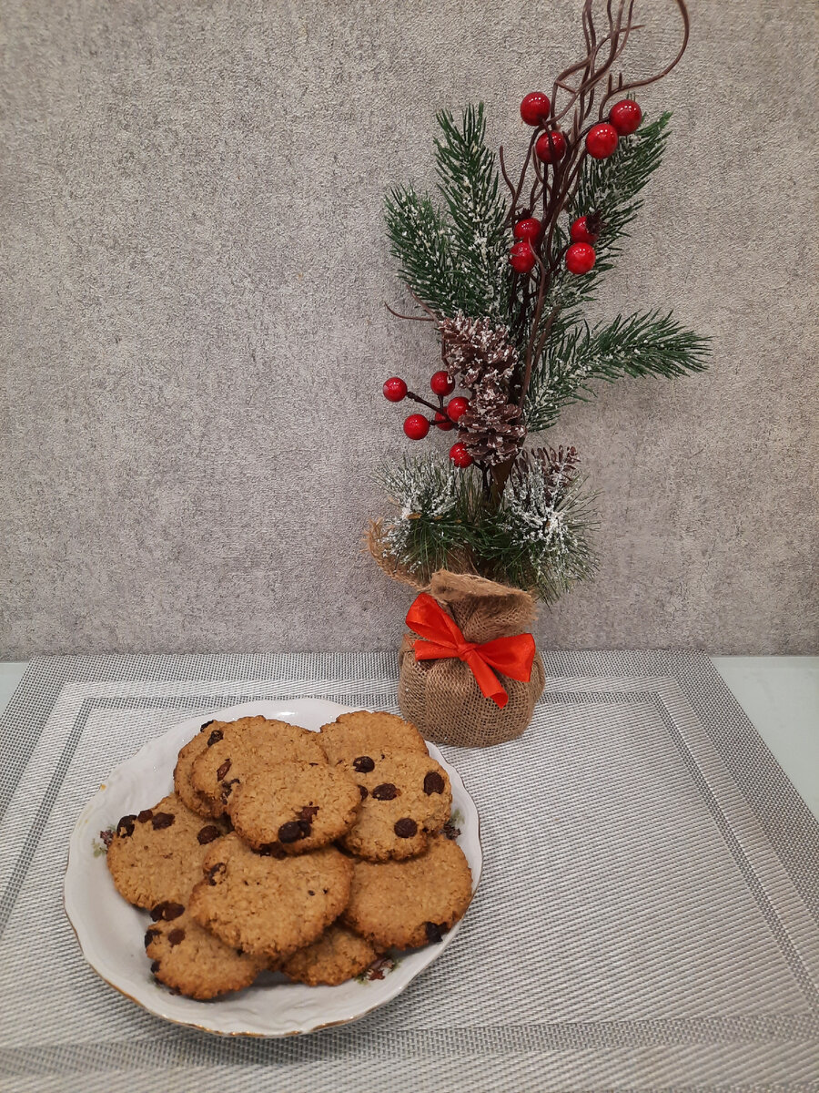 Печенье получилось рассыпчатое, вполне вкусненькое. Изюма можно 30 грамм и лучше наверно его перемолоть миксером.