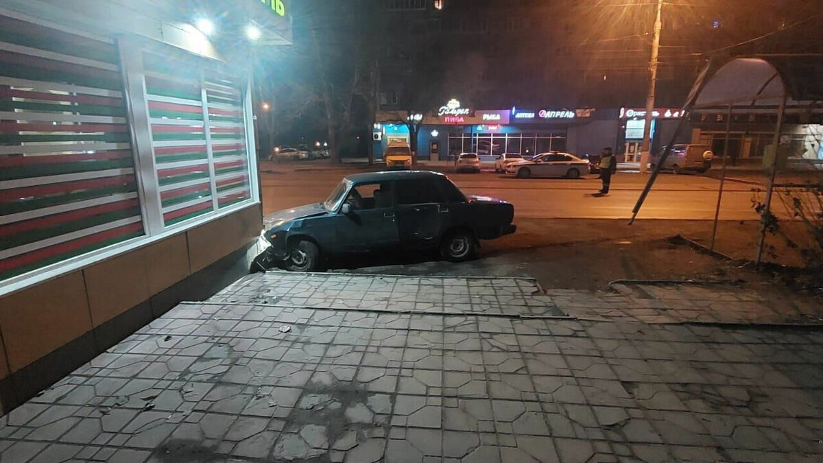     В Дзержинском районе Волгограда едва не погибла в ДТП женщина, управлявшая автомобилем ВАЗ-2107. Она ночью протаранила чужой внедорожник и магазин на бульваре 30-летия Победы.