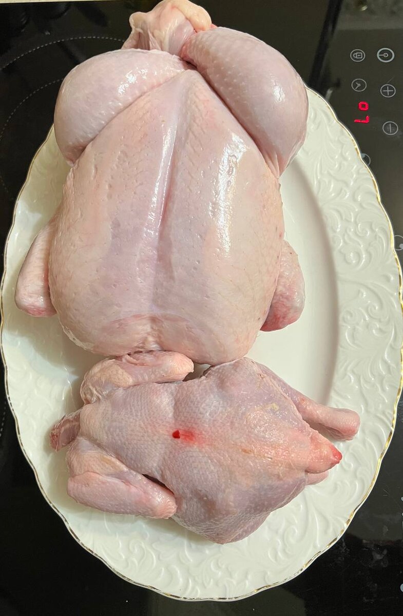 Для этого блюда я беру 2 разных по размеру тушки: крупную и корнишона