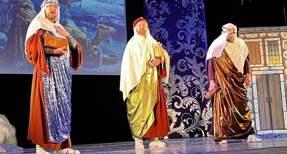 Профессиональные актеры и любители рассказали историю Рождества Христова в Можайском культурно-досуговом центре.