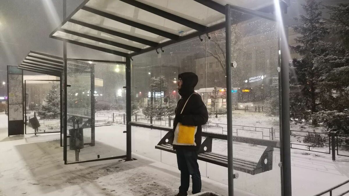     В рождественскую ночь общественный транспорт на Центральном рынке практически отсутствовал, а таксисты подняли цены вдвое из-за снегопада, об этом корреспонденту RostovGazeta рассказал ростовчанин Алексей Минин (фамилия героя изменена по его просьбе)