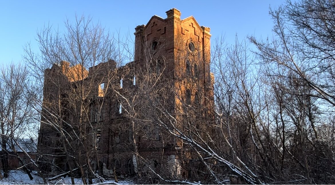 Зимой мельница открыта от листвы и её прекрасно видно.