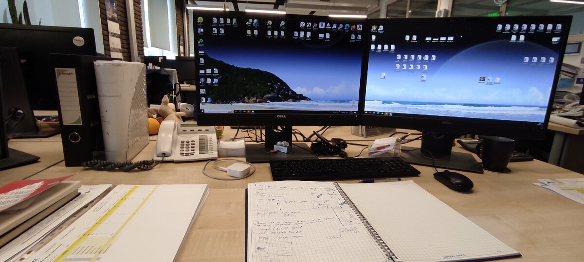 Это мое рабочее место. Есть всё необходимое для комфортной работы. Именно удалённость от дома стимулирует меня работать более эффективно. Потому-что если рядом была бы кровать - я бы лёг 🤣