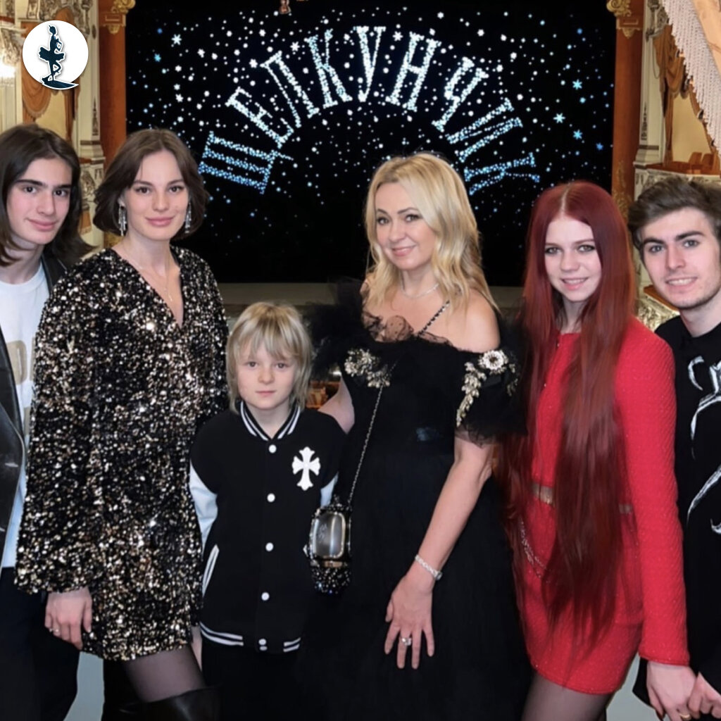 Яна Рудковская с сыном Сашей (в центре), Саша Трусова и Марк Кондратюк (справа) в Михайловском театре. Фото: официальная группа Александры Трусовой ВК. 