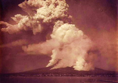 Последнее сильное извержение Везувия 1944-го года. Высота фонтана лавы из центрального кратера достигала тогда 800 метров.