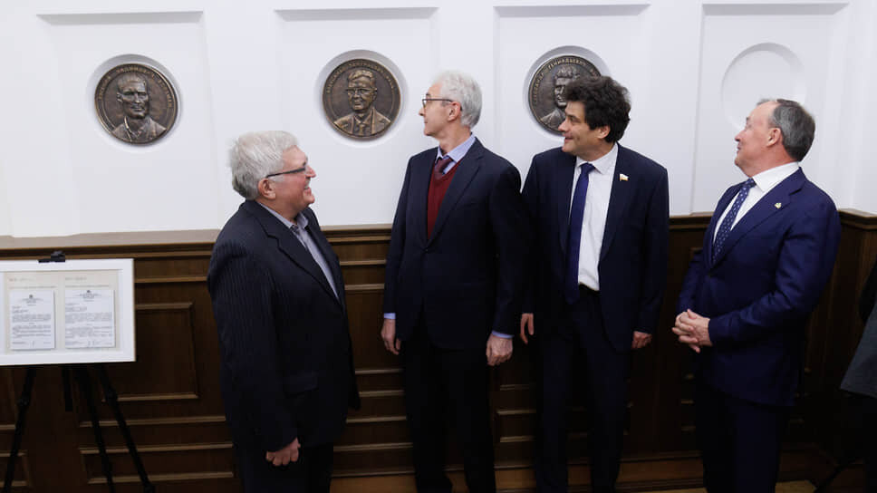 Фото: Марина Молдавская / Коммерсантъ📷Бывшие мэры города (слева направо) Евгений Порунов, Александр Якоб, Александр Высокинский и действующий мэр Алексей Орлов