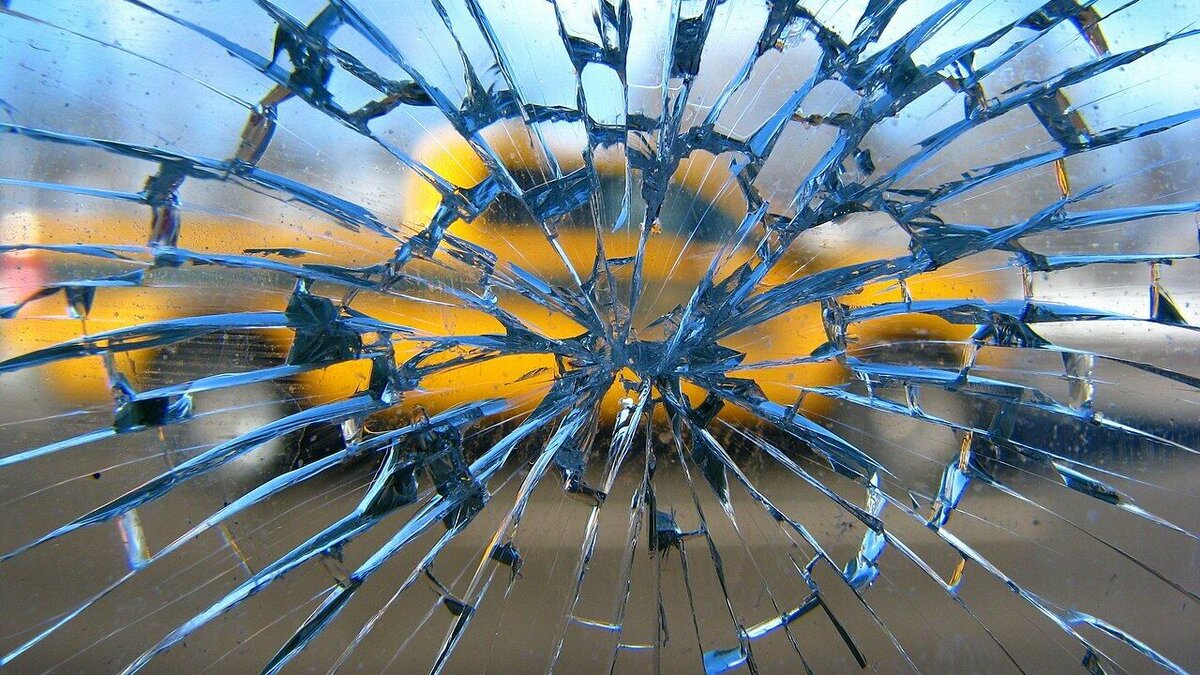     На Северном в Ростове автобус наехал на оборвавшийся электрический провод, о происшествии рассказали очевидцы.