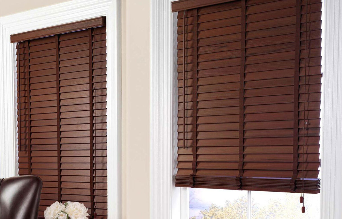 Деревянные жалюзи с декоративной тесьмой и валансом