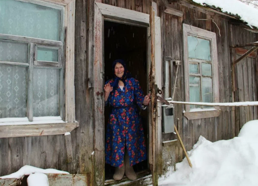 Знала бо. Деревенский дом старушка. Бабушка в деревенском доме. Бабушки в заброшенных деревнях. Старый дом бабушки.