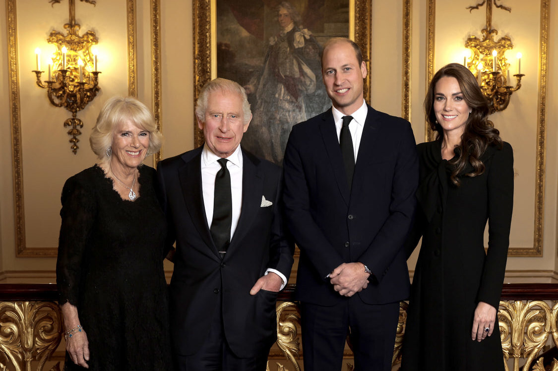     Члены британской королевской семьи хотят устроить переговоры с Сассексами перед коронацией