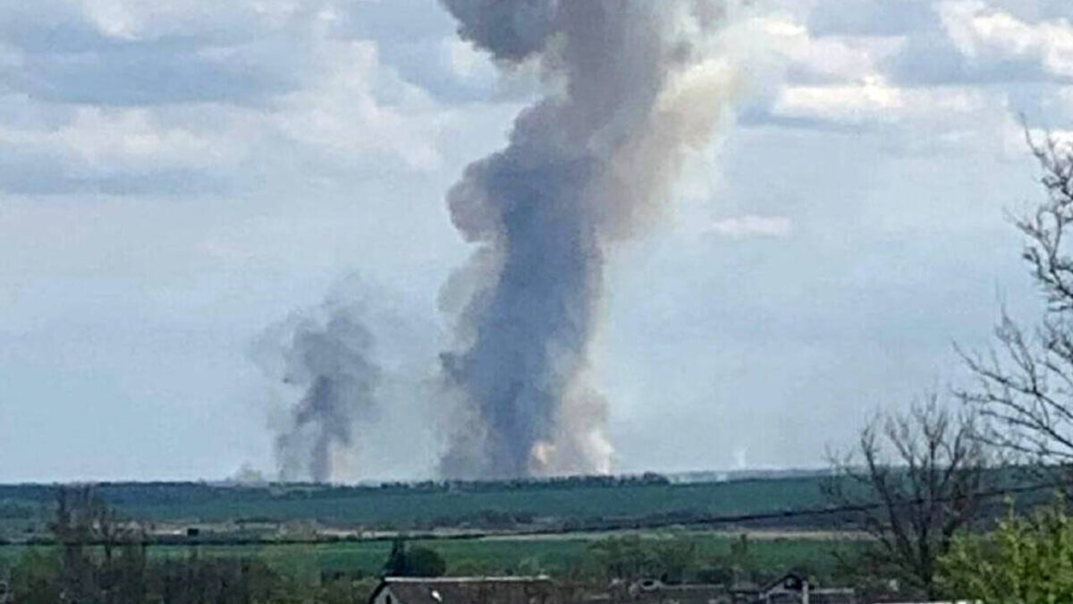 Сейчас бомбят белгород. Взрыв Белгородской области взрыв. Взрыв склада боеприпасов. Взрывы в Белгородской области.