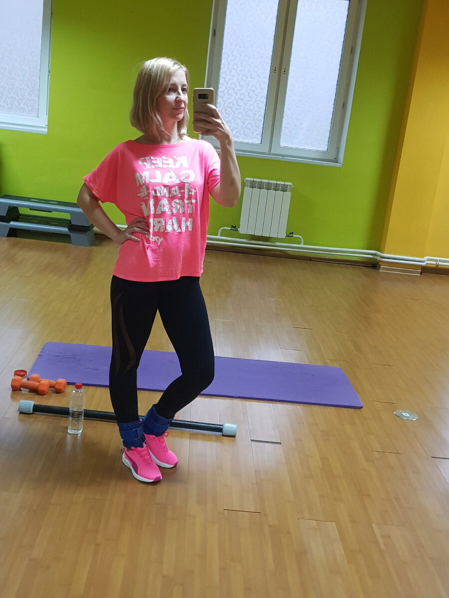 Автор канала в фитнес-клубе. Пришла приводить себя в порядок после родов.  
