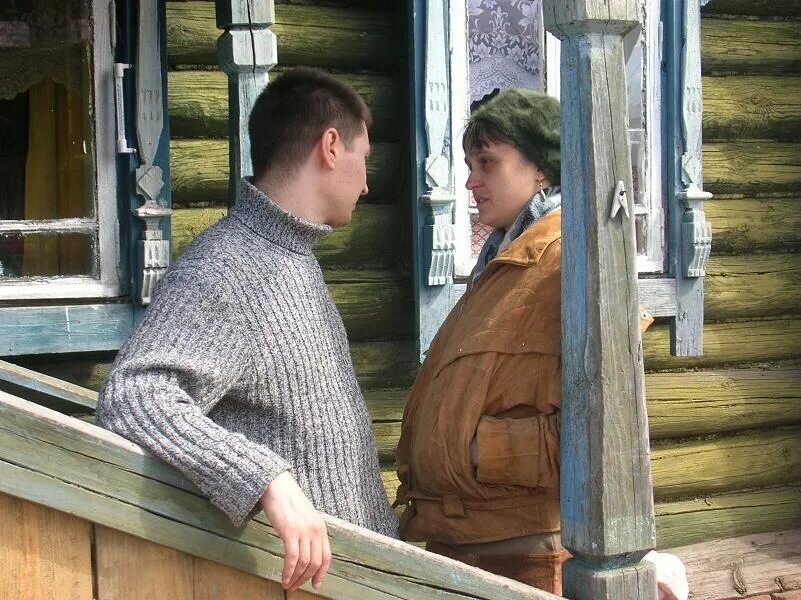 Советские влюбленные. Пара на фоне природы. Гармонист первый парень на деревне. Две девушки в деревне. Училка мем.