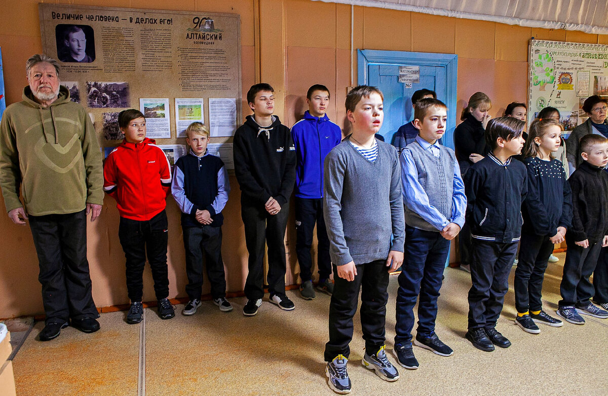 Звучит гимн России. Фото: Александр Лотов