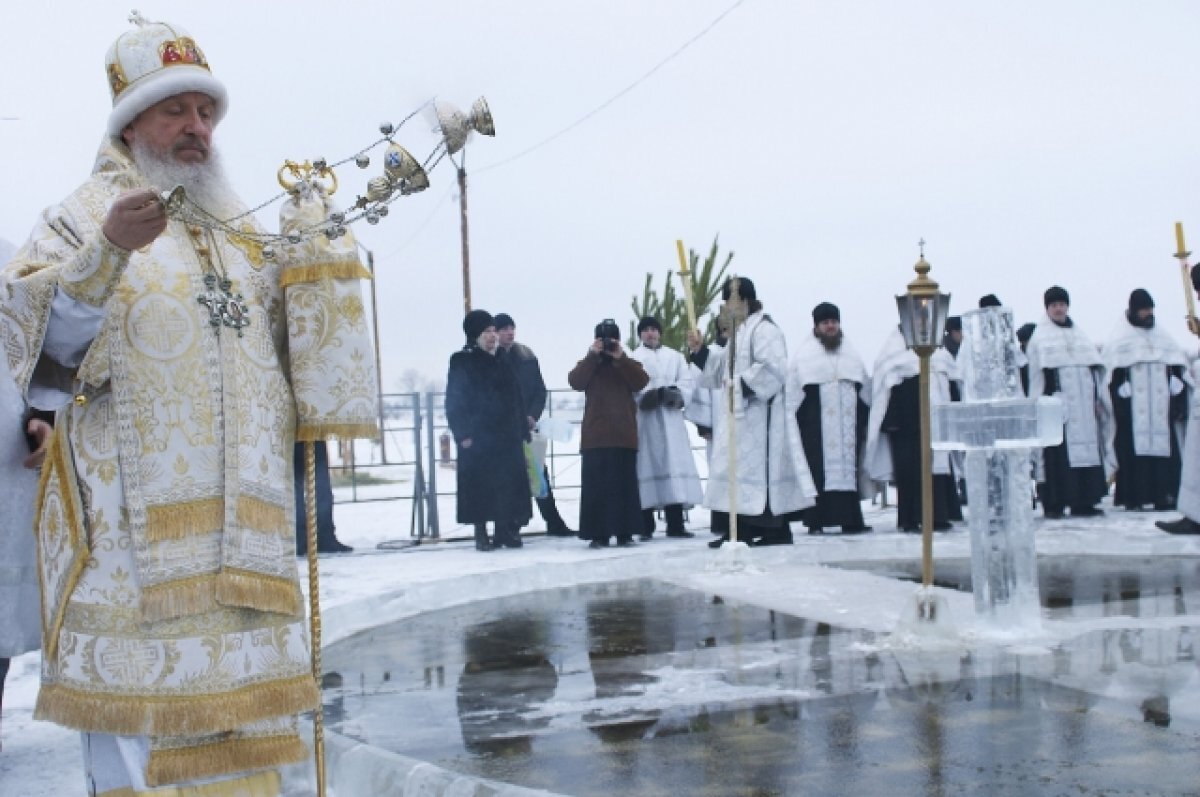 священник освящает прорубь. батюшка в проруби. крещение господне православие водосвитие иордани. крещение праздник прорубь. батюшка освящает прорубь.