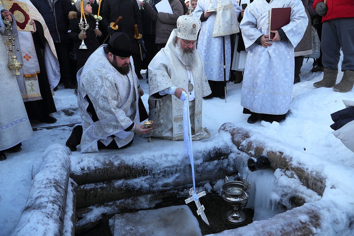 когда идет служба на крещение. крещение служба в храмах. празднование крещения господня. храм христа спасителя служба икрещение. освящение воды.