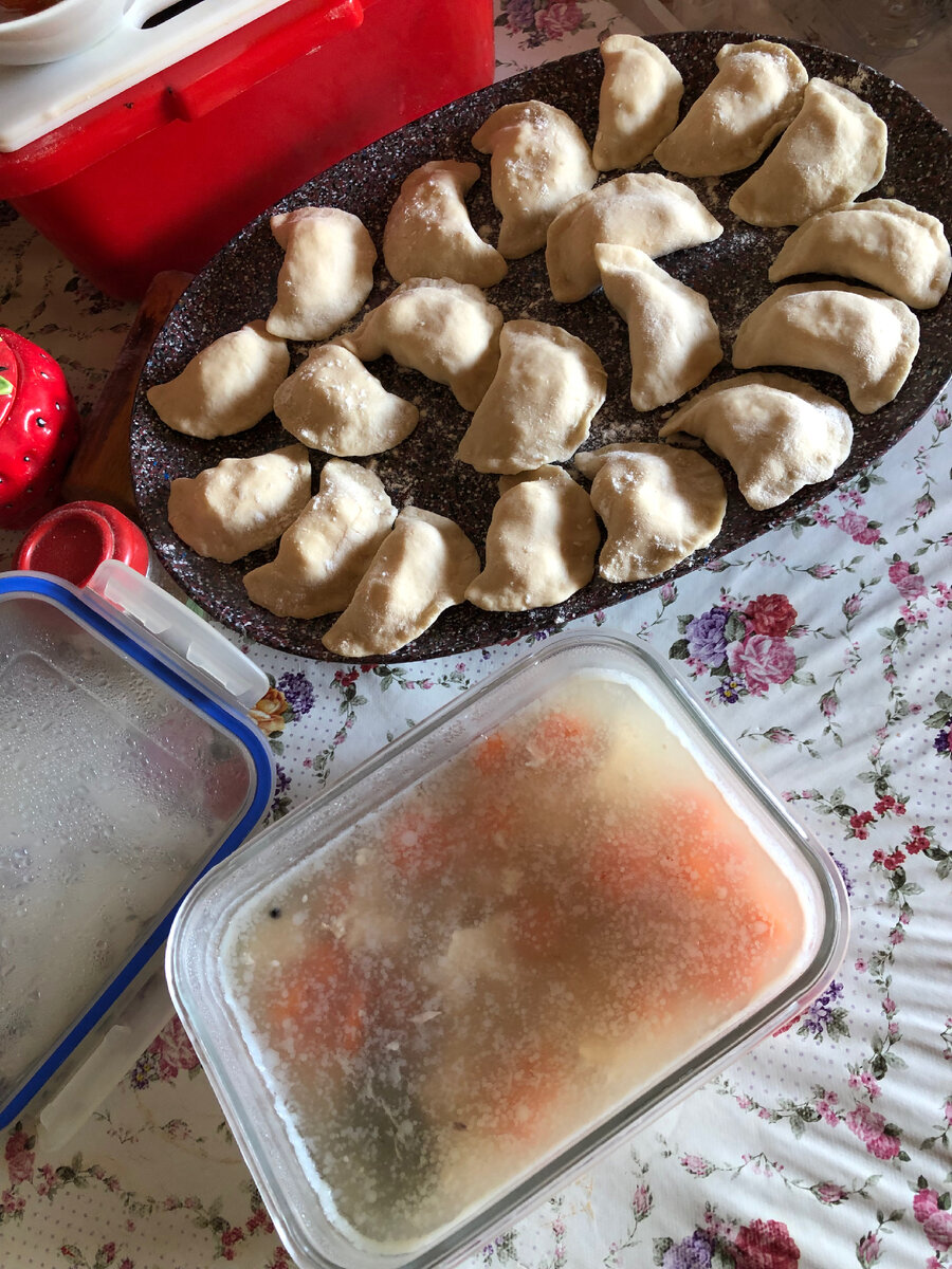 Вареники (ещё не сваренные) и холодец 