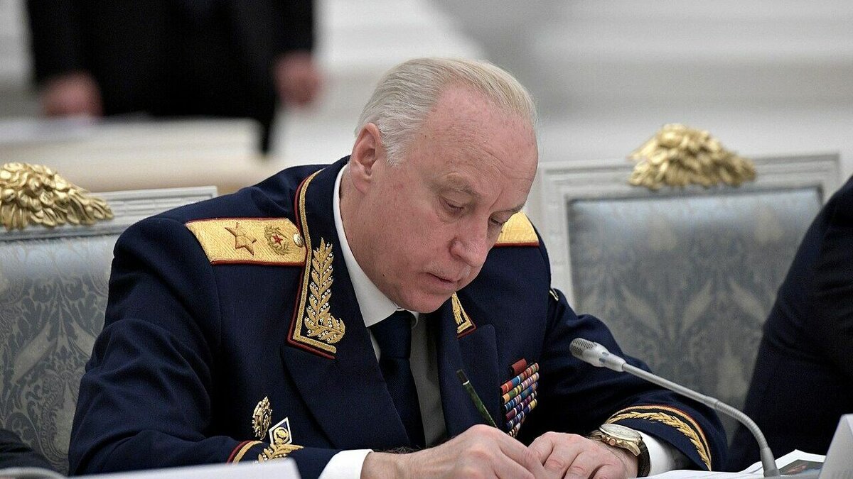     Офицер-фигурант уголовного дела об избиении ребенка является уважаемым преподавателем и не заслуживает преследования, сообщили родители в обращении к руководителю Следственного комитета России Александру Бастрыкину.