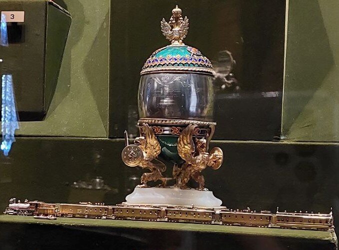 Пасхальное яйцо "Сибирский поезд", 1900 г., фото автора статьи, 2022г.